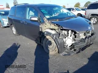 2013 Toyota Sienna LE AAS z VIN 5TDKK3DCXDS285088, wystawiony jako IAAI lot #43519554 z przebiegiem 76 989 mil mil oraz . Historia ofert i sprzedaży dostępna na DreamBid. Obrazek 1.