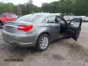 2013 Chrysler 200 Touring с VIN 1C3CCBBB5DN672972, выставлен на аукционе IAAI как лот 43392547 с пробегом 127 380 миль миль и . История ставок и продаж доступна на DreamBid. Изображение 4.