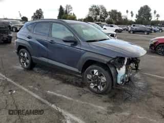 2024 Hyundai Kona SEL с VIN KM8HBCAB4RU070441, выставлен на аукционе Copart как лот 80149564 с пробегом 19 477 миль миль и Списание • Salvage title. История ставок и продаж доступна на DreamBid. Изображение 4.