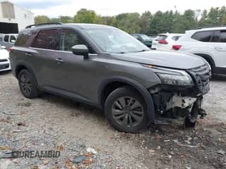 2024 Nissan Pathfinder SV z VIN 5N1DR3BC7RC249385, wystawiony jako IAAI lot #43254609 z przebiegiem 37 954 mil mil oraz . Historia ofert i sprzedaży dostępna na DreamBid. Obrazek 1.