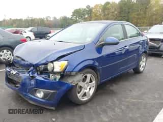 2014 Chevrolet Sonic LTZ z VIN 1G1JE5SB9E4190889, wystawiony jako IAAI lot #43578284 z przebiegiem Nie podano mil oraz . Historia ofert i sprzedaży dostępna na DreamBid. Obrazek 2.