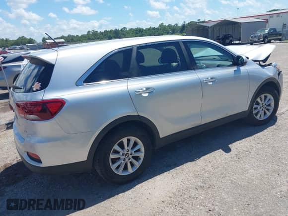 2020 Kia Sorento LX with VIN 5XYPG4A35LG668918, listed as a IAAI auction lot 42265036 with 48,153 mi miles and . Bid and sale history available at DreamBid. Image 4.