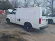 2005 Chevrolet Astro Cargo z VIN 1GCDM19XX5B131640, wystawiony jako IAAI lot #41722710 z przebiegiem 318 815 mil mil oraz . Historia ofert i sprzedaży dostępna na DreamBid. Obrazek 3.