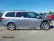 2017 Toyota Sienna LE Auto Access Seat с VIN 5TDKZ3DC7HS826423, выставлен на аукционе IAAI как лот 43102554 с пробегом 78 433 миль миль и . История ставок и продаж доступна на DreamBid. Изображение 14.