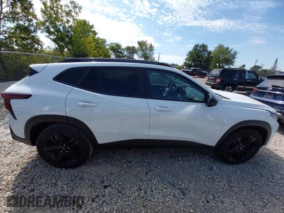 2025 Chevrolet Trax ACTIV с VIN KL77LKEP9SC210618, выставлен на аукционе IAAI как лот 43163539 с пробегом 8 293 миль миль и . История ставок и продаж доступна на DreamBid. Изображение 13.