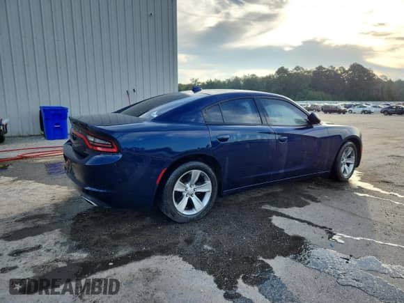 2015 Dodge Charger SXT z VIN 2C3CDXHG6FH824377, wystawiony jako Copart lot #69753555 z przebiegiem Nie podano mil oraz Szkoda całkowita • Salvage title. Historia ofert i sprzedaży dostępna na DreamBid. Obrazek 3.