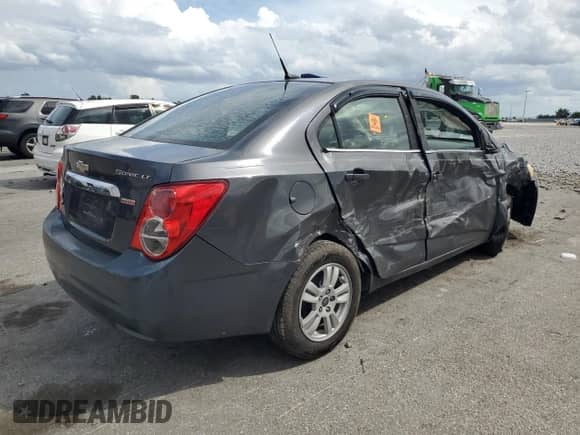 2013 Chevrolet Sonic LT z VIN 1G1JC5SB1D4102387, wystawiony jako Copart lot #71371845 z przebiegiem 123 362 mil mil oraz Szkoda całkowita • Salvage title. Historia ofert i sprzedaży dostępna na DreamBid. Obrazek 3.