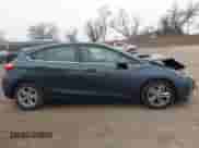 2017 Chevrolet Cruze LT z VIN 3G1BE6SM3HS548584, wystawiony jako IAAI lot #41208267 z przebiegiem 105 807 mil mil oraz . Historia ofert i sprzedaży dostępna na DreamBid. Obrazek 13.