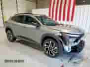 2025 Chevrolet Trax 2RS z VIN KL77LJEP2SC003966, wystawiony jako Copart lot #80920555 z przebiegiem 26 064 mil mil oraz Czysty tytuł • Clean title. Historia ofert i sprzedaży dostępna na DreamBid. Obrazek 4.