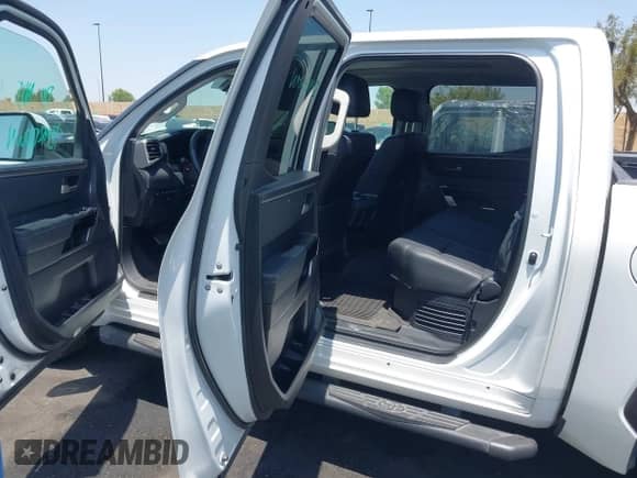 2023 Toyota Tundra Limited Hybrid z VIN 5TFJC5DBXPX037076, wystawiony jako IAAI lot #42324604 z przebiegiem 39 900 mil mil oraz . Historia ofert i sprzedaży dostępna na DreamBid. Obrazek 8.