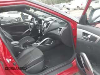 2016 Hyundai Veloster z VIN KMHTC6AD1GU288800, wystawiony jako IAAI lot #43305823 z przebiegiem 177 392 mil mil oraz . Historia ofert i sprzedaży dostępna na DreamBid. Obrazek 5.