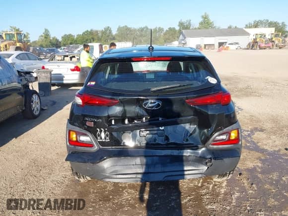 2018 Hyundai Kona SE z VIN KM8K12AA8JU088908, wystawiony jako IAAI lot #43112539 z przebiegiem 95 578 mil mil oraz . Historia ofert i sprzedaży dostępna na DreamBid. Obrazek 16.