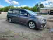 2012 Toyota Sienna SE с VIN 5TDXK3DC8CS246066, выставлен на аукционе Copart как лот 68649335 с пробегом 199 928 миль миль и Списание • Salvage title. История ставок и продаж доступна на DreamBid. Изображение 4.