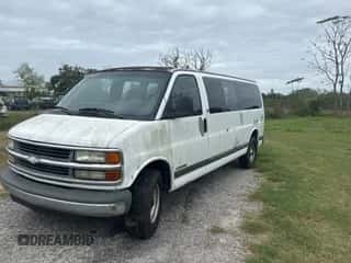 2002 Chevrolet Express z VIN 1GAHG39R921243538, wystawiony jako Copart lot #82019624 z przebiegiem 512 936 mil mil oraz Czysty tytuł • Clean title. Historia ofert i sprzedaży dostępna na DreamBid. Obrazek 2.