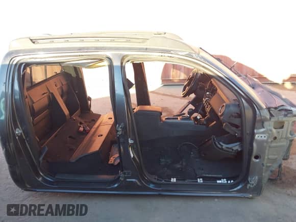 2018 Toyota Tacoma SR5 z VIN 3TMBZ5DN6JM017160, wystawiony jako IAAI lot #43423023 z przebiegiem 83 201 mil mil oraz . Historia ofert i sprzedaży dostępna na DreamBid. Obrazek 16.
