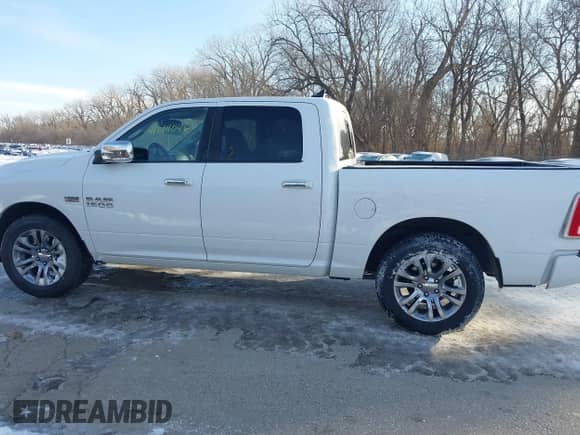 2015 Ram 1500 Laramie Longhorn с VIN 1C6RR7PT9FS533331, выставлен на аукционе IAAI как лот 41214046 с пробегом 199 090 миль миль и . История ставок и продаж доступна на DreamBid. Изображение 14.