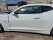 2017 Chevrolet Camaro 1LT z VIN 1G1FB1RSXH0184558, wystawiony jako IAAI lot #43484857 z przebiegiem 59 261 mil mil oraz . Historia ofert i sprzedaży dostępna na DreamBid. Obrazek 14.