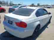 2010 BMW 3 Series 328i z VIN WBAPH5C58AA440231, wystawiony jako IAAI lot #43031069 z przebiegiem 96 967 mil mil oraz . Historia ofert i sprzedaży dostępna na DreamBid. Obrazek 4.