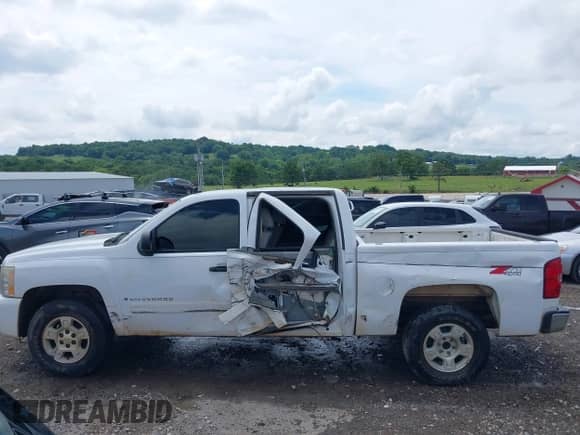 2007 Chevrolet Silverado 1500 1LT z VIN 3GCEK13M27G503233, wystawiony jako IAAI lot #42487465 z przebiegiem 220 704 mil mil oraz . Historia ofert i sprzedaży dostępna na DreamBid. Obrazek 14.