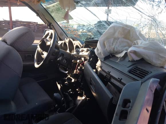 2003 Nissan Frontier XE z VIN 1N6ED26T03C413995, wystawiony jako IAAI lot #43089760 z przebiegiem 137 313 mil mil oraz . Historia ofert i sprzedaży dostępna na DreamBid. Obrazek 5.