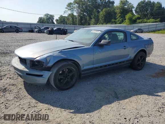 2007 Ford Mustang Deluxe z VIN 1ZVFT80N775210679, wystawiony jako Copart lot #62222045 z przebiegiem 118 553 mil mil oraz Szkoda całkowita • Salvage title. Historia ofert i sprzedaży dostępna na DreamBid. Obrazek 1.