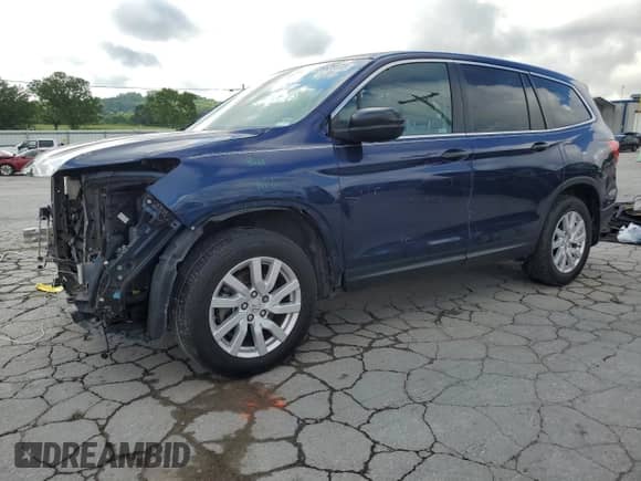 2019 Honda Pilot LX z VIN 5FNYF5H13KB037883, wystawiony jako Copart lot #56528185 z przebiegiem 112 594 mil mil oraz Czysty tytuł • Clean title. Historia ofert i sprzedaży dostępna na DreamBid. Obrazek 1.