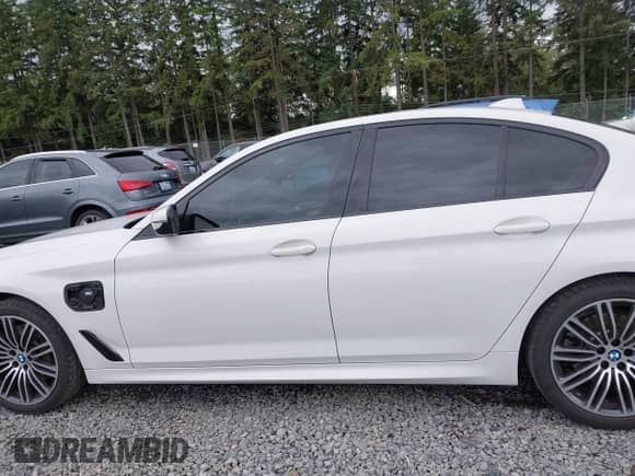 2019 BMW 5 Series 530e с VIN WBAJA9C57KB389401, выставлен на аукционе IAAI как лот 42565098 с пробегом 52 343 миль миль и . История ставок и продаж доступна на DreamBid. Изображение 15.