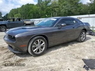 2021 Dodge Challenger SXT z VIN 2C3CDZGG3MH543292, wystawiony jako Copart lot #64721415 z przebiegiem 46 919 mil mil oraz Szkoda całkowita • Salvage title. Historia ofert i sprzedaży dostępna na DreamBid. Obrazek 1.