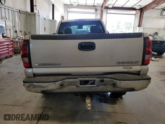 2004 Chevrolet Silverado 2500HD Work Truck z VIN 1GCHC24U24E162756, wystawiony jako Copart lot #75481434 z przebiegiem 77 451 mil mil oraz Czysty tytuł • Clean title. Historia ofert i sprzedaży dostępna na DreamBid. Obrazek 6.