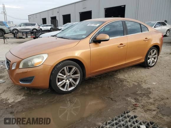 2012 Volvo S60 T6 with VIN YV1902FH8C2024792, listed as a Copart auction lot 43811995 with 189,057 mi miles and Salvage title. Bid and sale history available at DreamBid. Image 1.