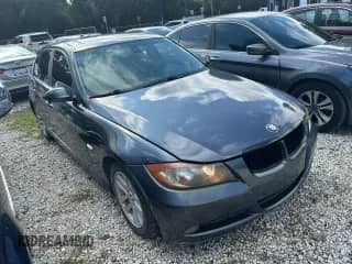 2007 BMW 3 Series 328i z VIN WBAVA37557NE29329, wystawiony jako Copart lot #90951755 z przebiegiem 168 081 mil mil oraz Czysty tytuł • Clean title. Historia ofert i sprzedaży dostępna na DreamBid. Obrazek 1.