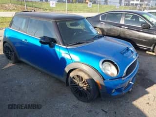 2010 MINI Hardtop S с VIN WMWMF7C55ATW89935, выставлен на аукционе IAAI как лот 43291435 с пробегом 114 090 миль миль и . История ставок и продаж доступна на DreamBid. Изображение 1.