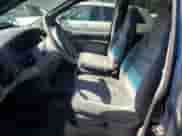 2000 Dodge Caravan SE z VIN 2B4GP45R0YR850038, wystawiony jako Copart lot #82138045 z przebiegiem 173 111 mil mil oraz Czysty tytuł • Clean title. Historia ofert i sprzedaży dostępna na DreamBid. Obrazek 7.