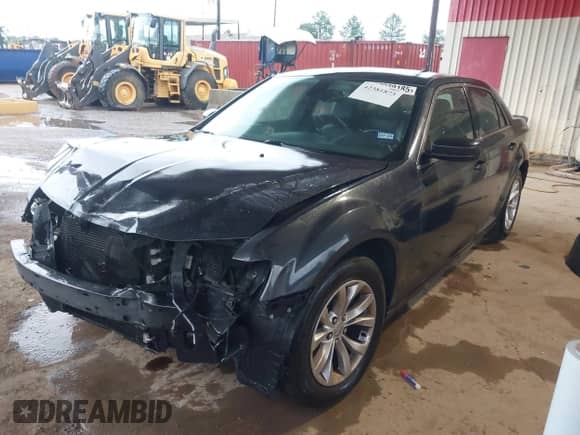 2016 Chrysler 300 Anniversary Edition z VIN 2C3CCAAG5GH243285, wystawiony jako IAAI lot #42381873 z przebiegiem 182 647 mil mil oraz . Historia ofert i sprzedaży dostępna na DreamBid. Obrazek 2.