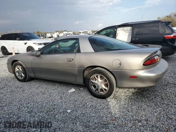 2000 Chevrolet Camaro z VIN 2G1FP22K3Y2175409, wystawiony jako Copart lot #87625535 z przebiegiem 122 301 mil mil oraz Czysty tytuł • Clean title. Historia ofert i sprzedaży dostępna na DreamBid. Obrazek 2.