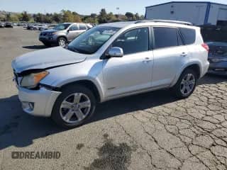 2010 Toyota RAV4 Sport z VIN JTMRK4DV1A5088110, wystawiony jako Copart lot #81592865 z przebiegiem 247 895 mil mil oraz Szkoda całkowita • Salvage title. Historia ofert i sprzedaży dostępna na DreamBid. Obrazek 1.