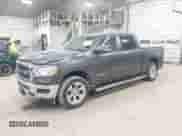 2022 Ram 1500 Big Horn z VIN 1C6RRFFG2NN410725, wystawiony jako IAAI lot #43107175 z przebiegiem 26 975 mil mil oraz . Historia ofert i sprzedaży dostępna na DreamBid. Obrazek 2.