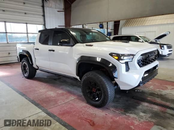 2025 Toyota Tacoma TRD Sport Hybrid z VIN 3TYLC5LN8ST022034, wystawiony jako Copart lot #85674425 z przebiegiem 6 920 mil mil oraz Szkoda całkowita • Salvage title. Historia ofert i sprzedaży dostępna na DreamBid. Obrazek 4.