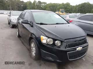 2012 Chevrolet Sonic LS z VIN 1G1JA5SH9C4112545, wystawiony jako IAAI lot #43349124 z przebiegiem 168 335 mil mil oraz . Historia ofert i sprzedaży dostępna na DreamBid. Obrazek 1.