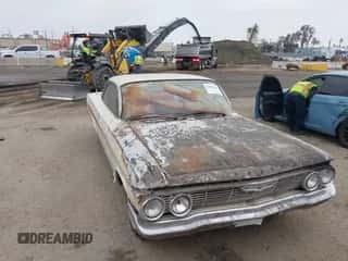 1961 Chevrolet Impala z VIN 0000011837S211852, wystawiony jako IAAI lot #41881198 z przebiegiem Nie podano mil oraz . Historia ofert i sprzedaży dostępna na DreamBid. Obrazek 6.