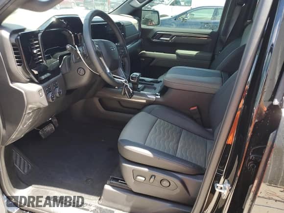 2025 Chevrolet Silverado 1500 z VIN 3GCUKHE89SG170865, wystawiony jako Copart lot #62162145 z przebiegiem 6 272 mil mil oraz Szkoda całkowita • Salvage title. Historia ofert i sprzedaży dostępna na DreamBid. Obrazek 7.