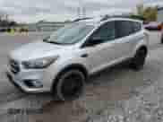 2018 Ford Escape SE z VIN 1FMCU9GD4JUB78529, wystawiony jako Copart lot #87490825 z przebiegiem 72 966 mil mil oraz Czysty tytuł • Clean title. Historia ofert i sprzedaży dostępna na DreamBid. Obrazek 1.