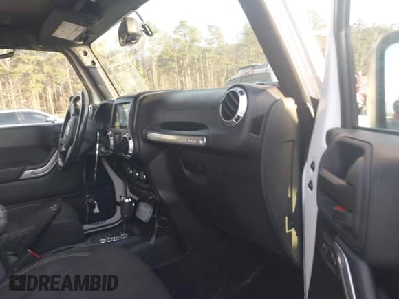 2015 Jeep Wrangler Rubicon z VIN 1C4BJWCG0FL562795, wystawiony jako IAAI lot #41207703 z przebiegiem 97 922 mil mil oraz . Historia ofert i sprzedaży dostępna na DreamBid. Obrazek 5.