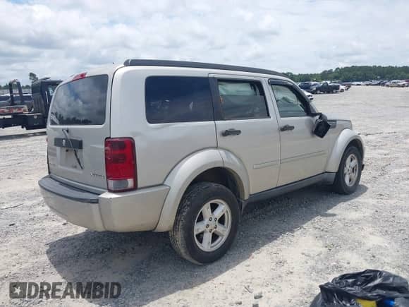 2009 Dodge Nitro SE z VIN 1D8GT28K79W532123, wystawiony jako IAAI lot #42627816 z przebiegiem 227 864 mil mil oraz . Historia ofert i sprzedaży dostępna na DreamBid. Obrazek 4.