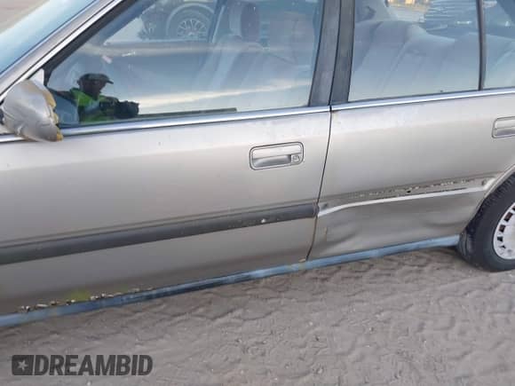 1991 Honda Accord LX z VIN JHMCB7651MC015726, wystawiony jako IAAI lot #41843620 z przebiegiem 55 563 mil mil oraz . Historia ofert i sprzedaży dostępna na DreamBid. Obrazek 13.