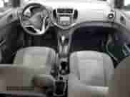 2017 Chevrolet Sonic LT z VIN 1G1JG6SH2H4156415, wystawiony jako Copart lot #85580824 z przebiegiem 96 105 mil mil oraz Czysty tytuł • Clean title. Historia ofert i sprzedaży dostępna na DreamBid. Obrazek 8.