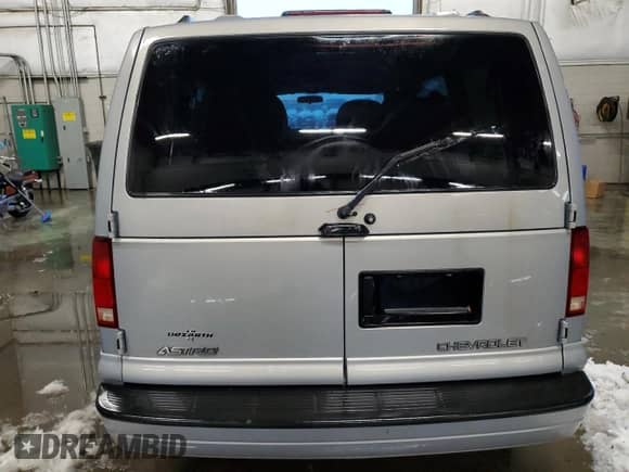 2000 Chevrolet Astro z VIN 1GNEL19W5YB177144, wystawiony jako Copart lot #79473014 z przebiegiem 259 831 mil mil oraz Szkoda całkowita • Salvage title. Historia ofert i sprzedaży dostępna na DreamBid. Obrazek 6.