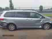 2015 Toyota Sienna XLE z VIN 5TDYK3DC8FS677001, wystawiony jako IAAI lot #42885539 z przebiegiem 135 217 mil mil oraz . Historia ofert i sprzedaży dostępna na DreamBid. Obrazek 13.