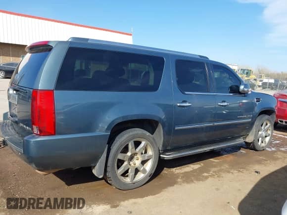 2008 Cadillac Escalade ESV с VIN 1GYFK66898R261388, выставлен на аукционе IAAI как лот 41919178 с пробегом 233 060 миль миль и . История ставок и продаж доступна на DreamBid. Изображение 14.
