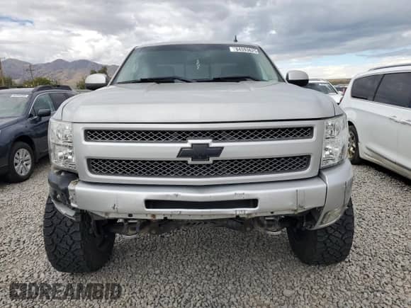 2010 Chevrolet Silverado 1500 LT with VIN 1GCSKSE35AZ123274, listed as a Copart auction lot 84593625 with 123,761 mi miles and Salvage title. Bid and sale history available at DreamBid. Image 5.